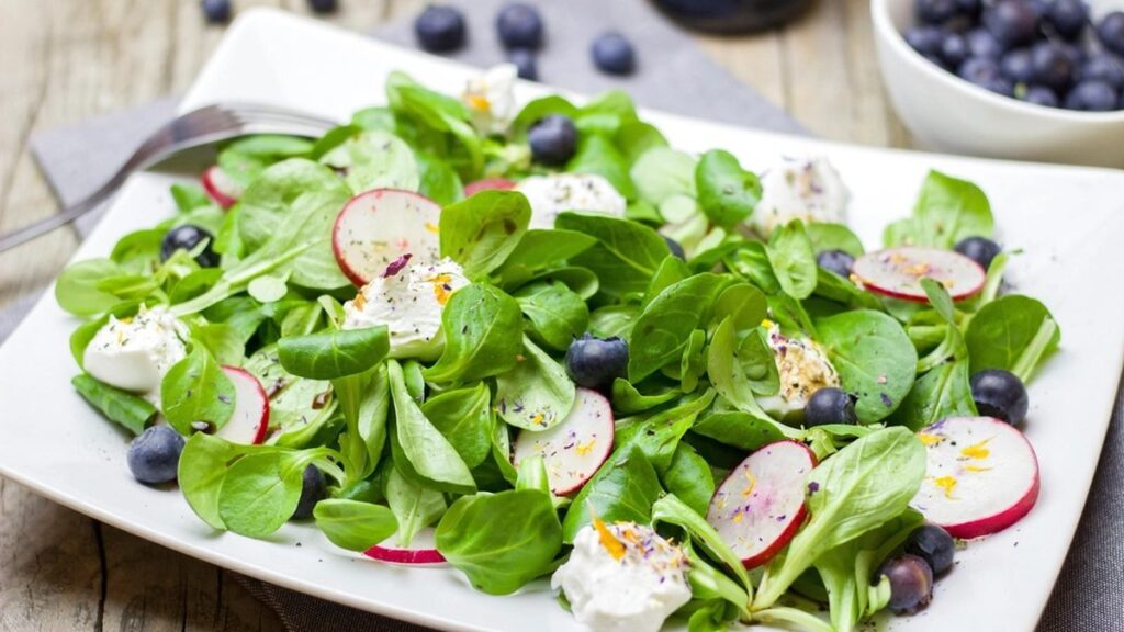 Fresh green salad with vegetables - Nemin.io healthy eating guide